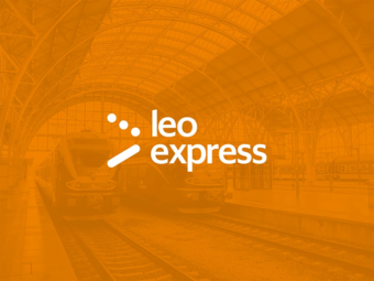 Leo Express logo v pozadí fotografie nádraží